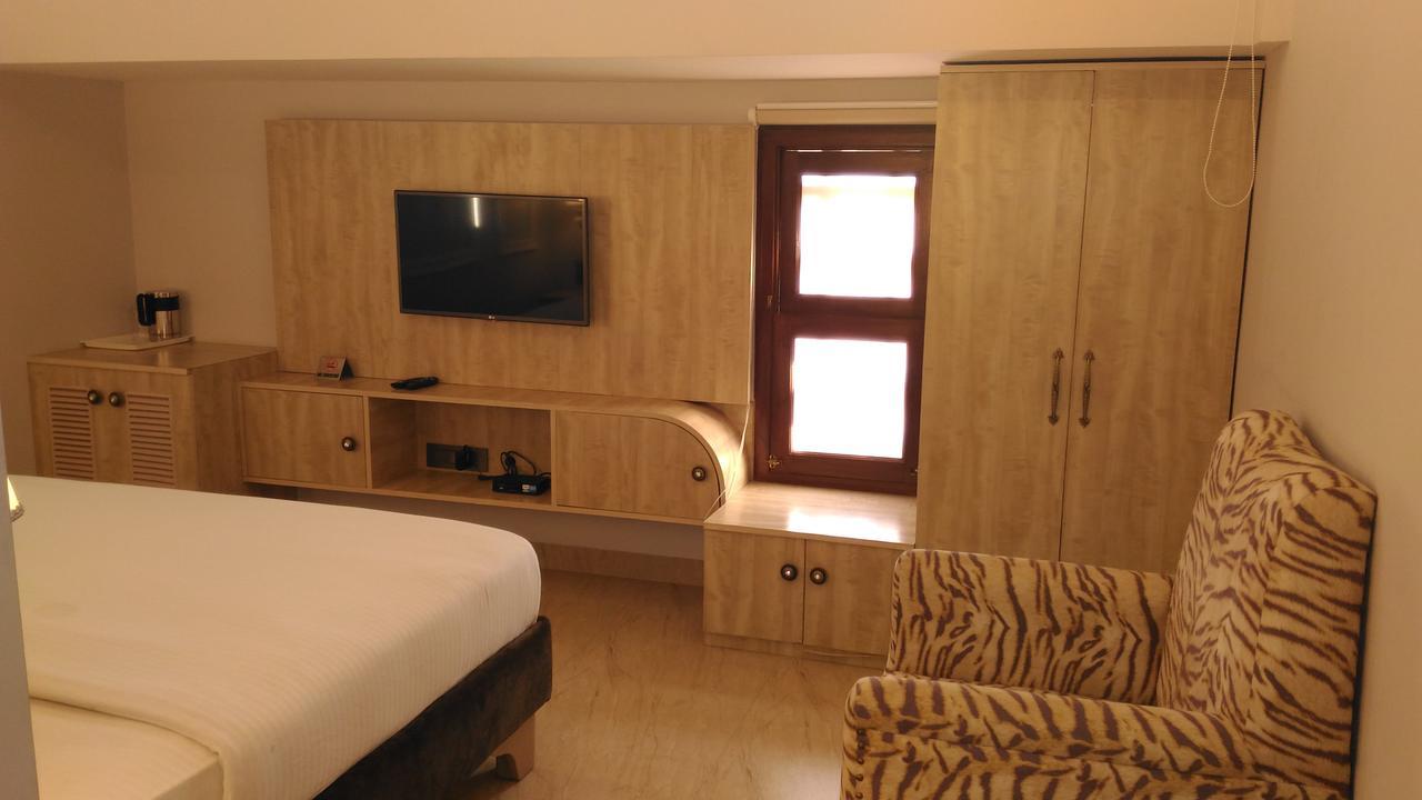 Hotel Posh Chandīgarh Zewnętrze zdjęcie